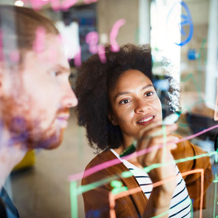 Consulting-Team diskutiert Projektpläne am Whiteboard